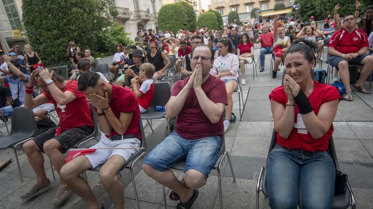 Swiss fans watch the European Championship quarterfinal soccer match between Switzerland and Spain at a public viewing in Chiasso, Switzerland, Friday, 2 July 2021. (KEYSTONE/Ti-Press/Pablo Gianinazzi)
