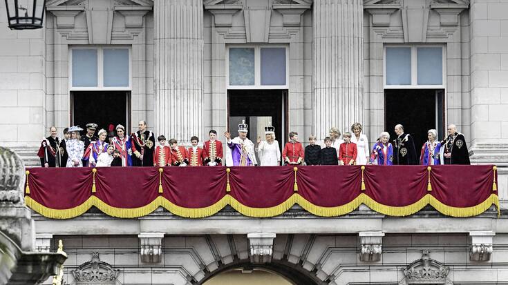 Charles et Camilla au balcon, saluant la foule, après la cérémonie du couronnement.