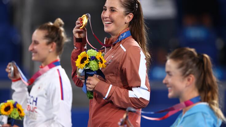 Tokyo 2020 Olympics - Tennis - Women's Singles - Medal Ceremony - Ariake Tennis Park - Tokyo, Japan - July 31, 2021. Gold medallist Belinda Bencic of Switzerland celebrates on the podium with silver medallist, Marketa Vondrousova of Czech Republic and bronze medallist, Elina Svitolina of Ukraine REUTERS/Edgar Su
