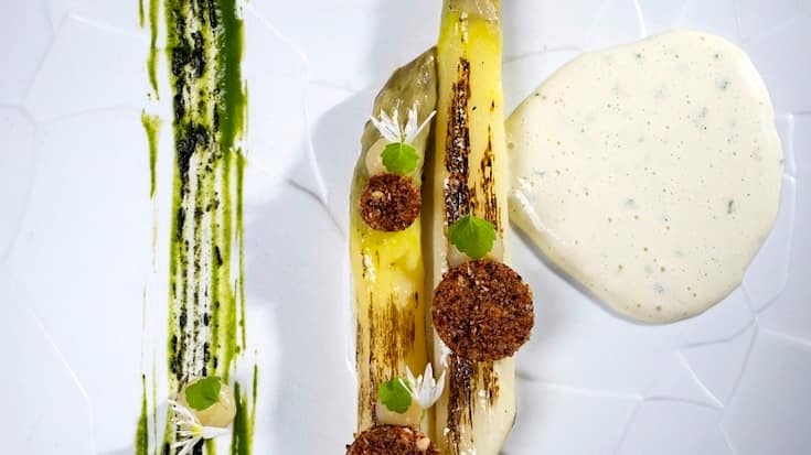 Asperges blanches et ciboulette, plat servi au restaurant Bay View by Michel Roth