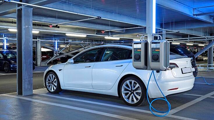 recharge d'une voiture électrique