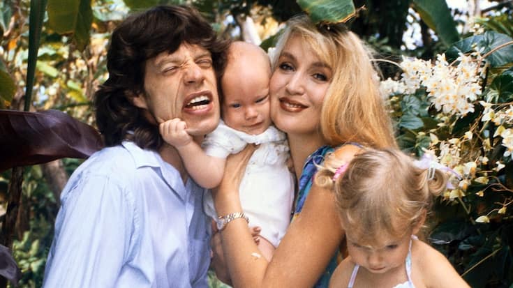 Mick Jagger en vacances avec le mannequin américain Jerry Hall et deux de leurs quatre enfants, en 1985 sur l’île Moustique
