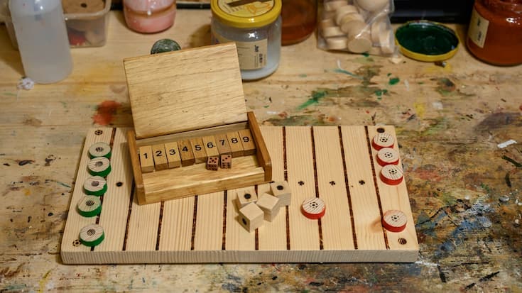 Dans son petit atelier au Landeron, Edouard Fasel fabrique des versions miniatures de jeux de société dont il a déniché les plans sur internet.