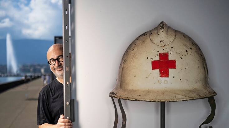 A l’occasion des 75 ans des Conventions de Genève, le Musée de la Croix-Rouge et du Croissant-Rouge a proposé à Henry Leutwyler d’exposer sur le quai Wilson 58 de ses photos d’objets humanitaire