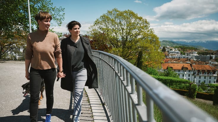 AurÃ©lie Cuttat (cheveux courts) et son amoureuse Christine GonzalezÂ  photographiÃ©es dans le parc Milan, Lausanne avril 2021. AurÃ©lie Cuttat, la journaliste originaire de DelÃ©mont de 34 ans est le visage de la chronique "Tout nouvo tout bo" sur la RTS, dans laquelle elle dÃ©cortique les informations qui font du bien. Christine Gonzalez, Originaire de Fribourg, animatrice de Â«Question QÂ», talk-show hebdomadaire de la RTS autour des sexualitÃ©s.