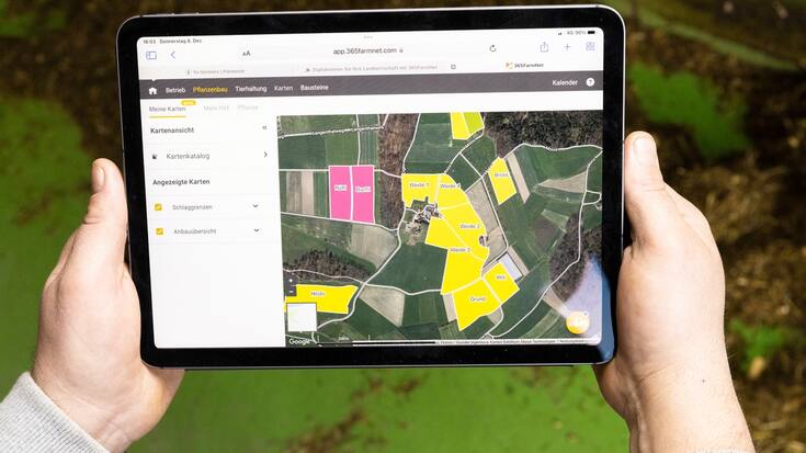 Lukas Siegrist tient un iPad avec l'application Barto dans ses mains.