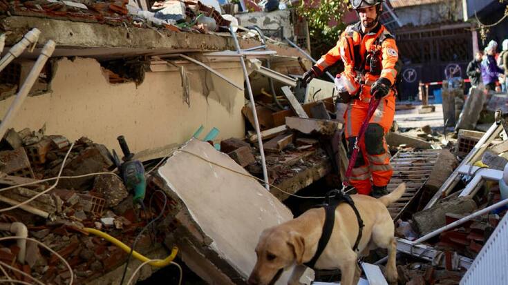 Benjamin Tissot-Daguette, membre de la Chaîne suisse de sauvetage, et son chien Fantasio fouillent les décombres à la recherche de survivants.