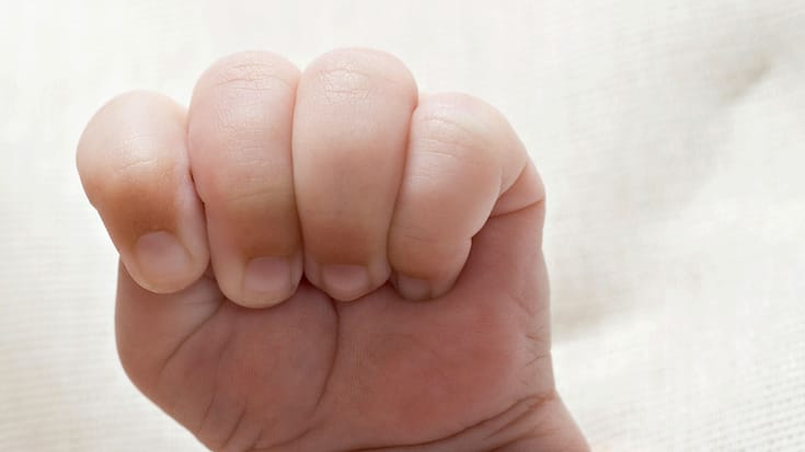 main de bébé