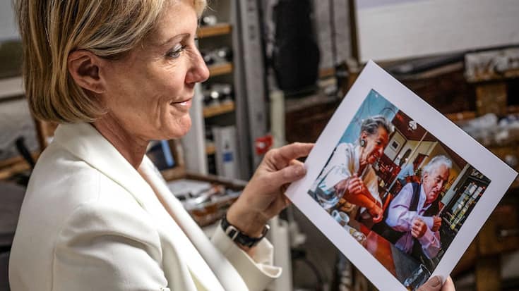 Nicole Conrad, fille de cœur du couple disparu, était «partagée entre tristesse et gratitude» lorsqu’elle nous a reçus à son domicile de Lavaux. Sur la photo qu’elle tient: Pascal et Mireille Besson, facétieux, au bistrot.