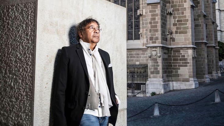 Laurent Voulzy pose devant la cathédrale Saint-Pierre de Genève où il chantera les 26 et 27 octobre prochains.