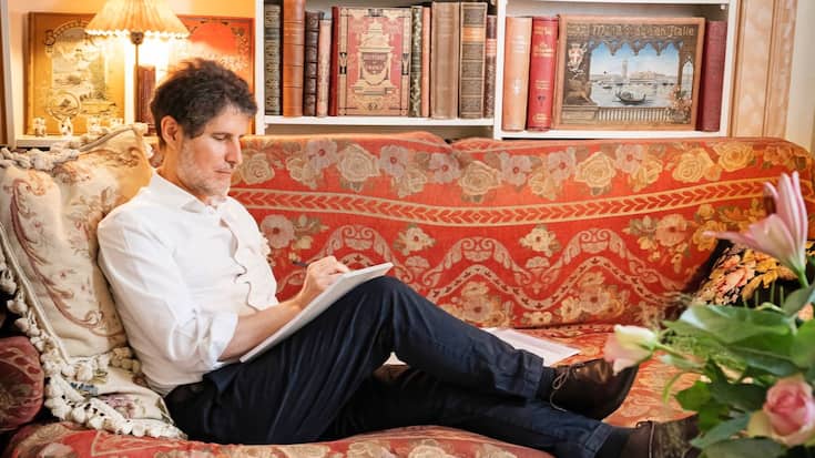 Giuliano da Empoli dans le salon de la demeure familiale à Interlaken.