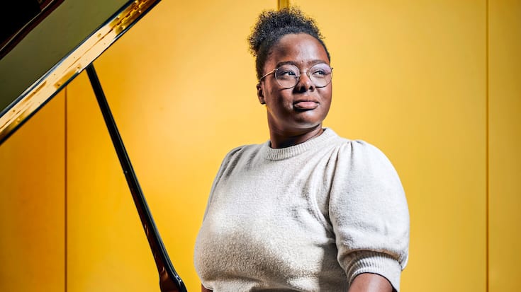 Originaire du Burundi, NNAVY de son vrai nom Florine Gashaza est une artiste émergente lausannoise