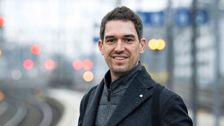 Journaliste à la RTS, présentateur et coproducteur de «Basik», Loïs Siggen Lopez mène une vie de pendulaire entre son domicile et Genève, la ville où il travaille. On le voit ici sur le quai de la gare de Neuchâtel, étape incontournable de son trajet ferroviaire.
