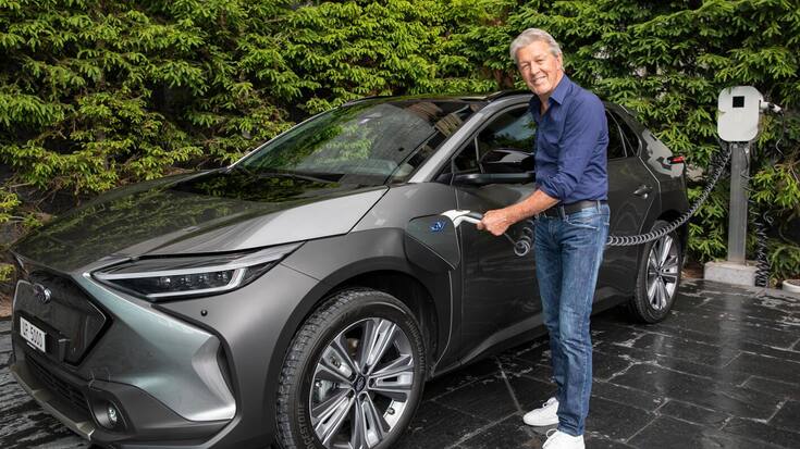 Brancher plutôt que faire le plein: Bernhard Russi adore la nouvelle Subaru Solterra.