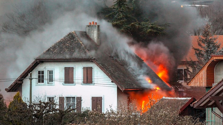 Le terrible incendie du 9 mars à Yverdon Les Bains ; une famille entière perd la vie dans les flammes. A 6 heures 30, alors que l'explosion vient d'avoir lieu, un voisin photographie le bâtiment en flamme.
