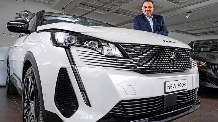27.01.2021; Zürich: Kampagne âWir sind für sie daâ Peugeot; Managing Director von Peugeot Schweiz Fernando Guida im Showroom der Franz AG in Zürich an der Badenerstrasse vor dem neuen Peugeot 3008. © Valeriano Di Domenico