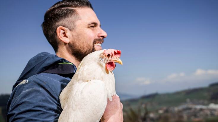 16.04.2021; Freimettigen (BE); CNF-Produzenten Marc und Sandra Keller, (Coop Naturafarm Legehennen inkl. Aufzucht Stall) - Portrait von Marc Keller mit einer Legehenne. © Valeriano Di Domenico
