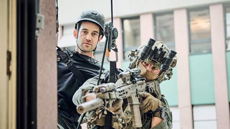 A l'occasion de la sortie d' «Un animal sauvage», Joël Dicker a été initié à l'exercice du braquage par le Groupe d’intervention de la police genevoise