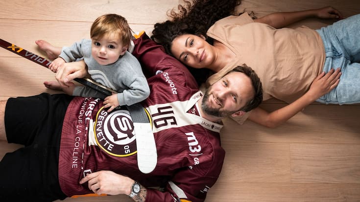Benjamin Antonietti joueur du HC Servette avec sa femme Lindsay et son fils d'1 année Cameron. Ici chez ses beaux-parents