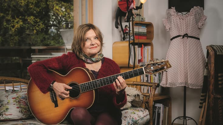 La chanteuse Diane Tell joue de la guitare dans le salon de son chalet d’Ayent (VS)