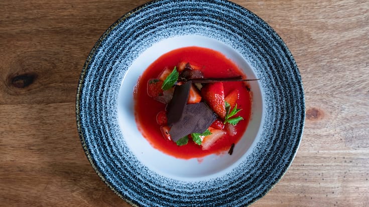 Fraises marinées et soupe de framboises.