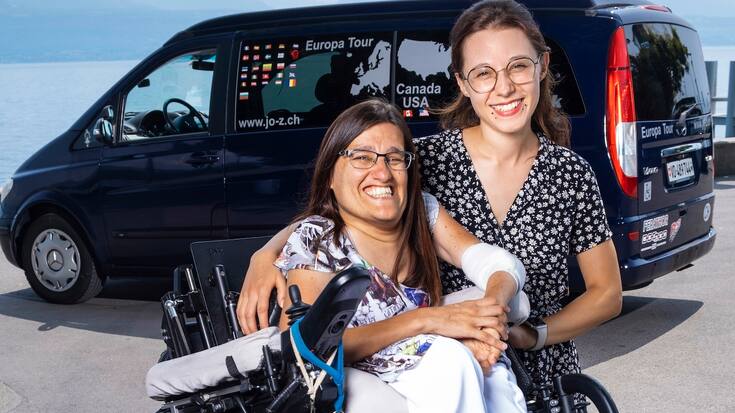 Joelle avec Karen une aide de vie qui l'a accompagnée lors de certaines étapes de son roadtrip en van adapté
