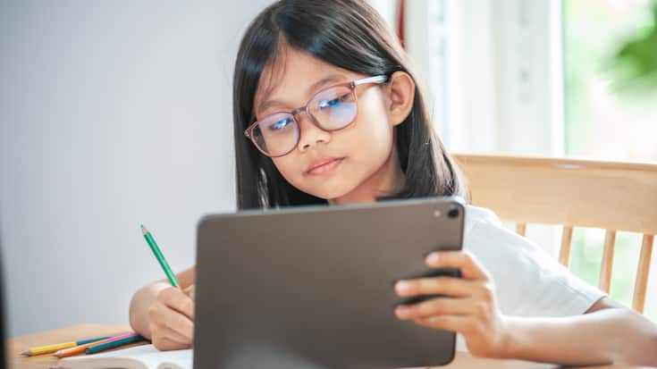Famille et écrans pour les enfants: comment prévenir la myopie