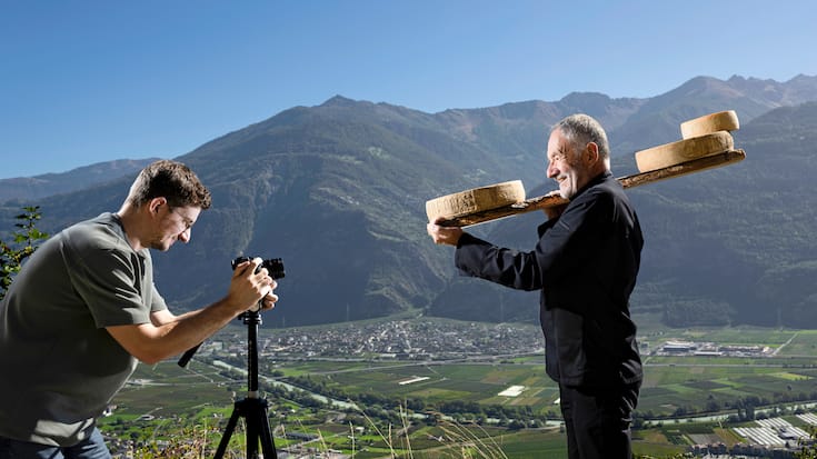 Claude Luisier, ici avec son fils Michel, a réussi, grâce à ses vidéos, à faire découvrir et aimer le fromage à près de 2 millions d’internautes. 