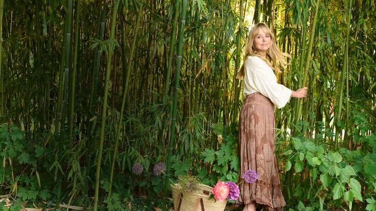 L'astrologue Sandra Gaudin porte une blouse Isabelle Marant, une jupe vintage de chez Les Toutes Belles, des sandales Papillio et des bijoux Amizade Bijoux.