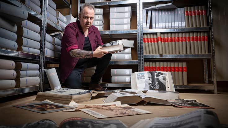 Le journaliste de la RTS Antoine Droux se plonge dans d’anciens faits divers dans la salle d’archives de «L’illustré» pour son podcast «Crimes suisses»