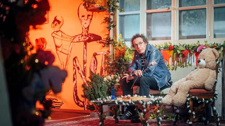 <p>L’artiste de 43 ans pose dans ce qu’il reste des décors du clip qui accompagne sa chanson «Les enfants écorchés». Il y raconte son histoire et crie sa révolte. Ici, entre un ours en peluche géant et la reproduction d’une pochette du groupe grunge Nirvana au titre évocateur, «Incesticide». «Ado, le rock m’a aidé à tenir le coup», dit-il.   </p>