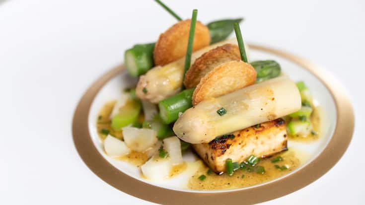 Tofu grillé, asperges et café
