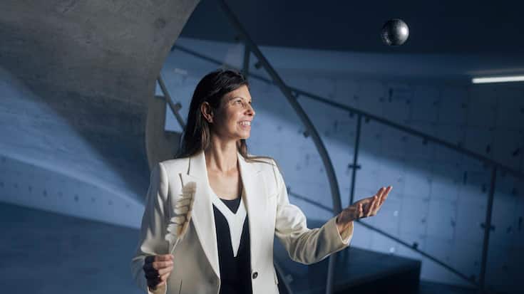 <p>Dans le vide d’air, une plume d’oiseau et une boule de pétanque chuteraient exactement à la même vitesse. C’est une des lois bien connues de la gravitation. Mais cette force naturelle conserve l’essentiel de ses secrets et Claudia de Rham s’acharne à en dévoiler quelques-uns. </p>