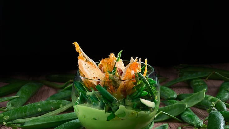 Petits pois, haricots et tempura de courgettes