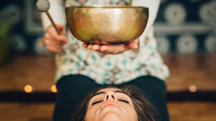Le son d’un bol chantant aide à se calmer et peut éliminer des blocages. Tout instrument facile à jouer convient à la musicothérapie.