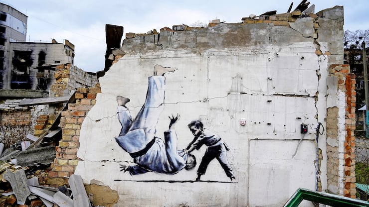 Entertainment Bilder des Tages Banksy Graffiti Appeared On Several Destroyed Buildings In The Kyiv Region Graffiti in the city of Borodyanka, Ukraine, on November 12, 2022. In the cities of the Kyiv region affected by the Russian aggression in the spring of 2022, graffiti, probably by Banksy, appeared. Borodyanka Ukraine PUBLICATIONxNOTxINxFRA Copyright: xOlegxPereverzevx originalFilename: pereverziev-notitle221112_npZyw.jpg