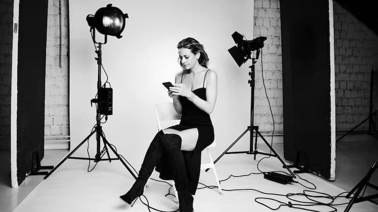 Femme d’affaires: même durant les shootings, Christa Rigozzi répond à ses e-mails.