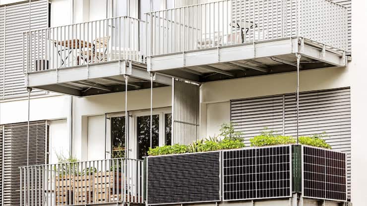 Panneaux solaires sur un balcon