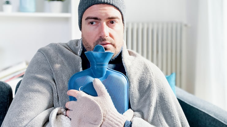 Un homme souffre du froid dans son appartement