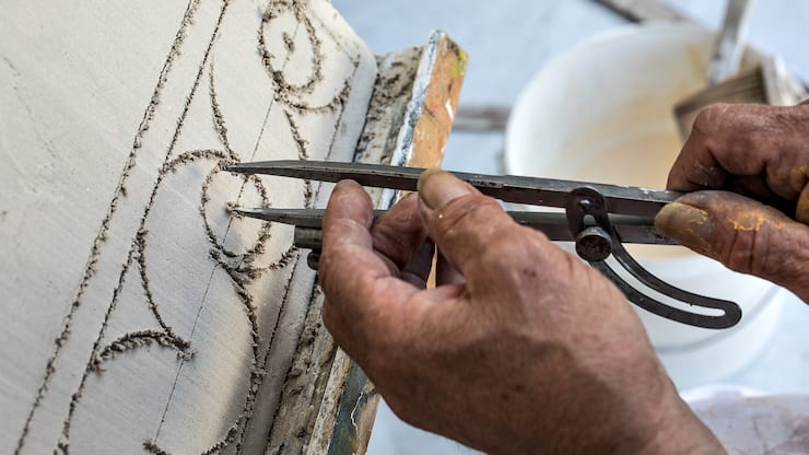 Paulin Nuotclà travaille comme sgraffiteur et restaurateur depuis quarante-cinq ans.