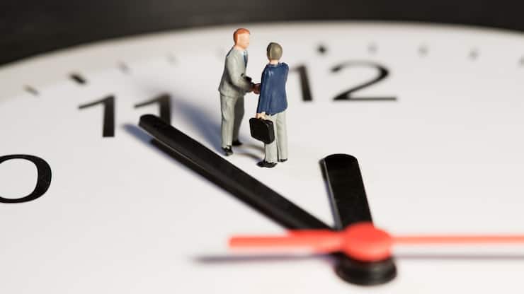 Deux hommes d'affaires se serrent la main pour sceller un accord commercial 