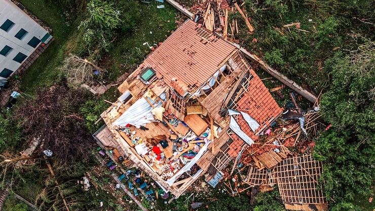 En quelques minutes, La Chaux-de-Fonds a changé de visage. Certaines maisons sont broyées.