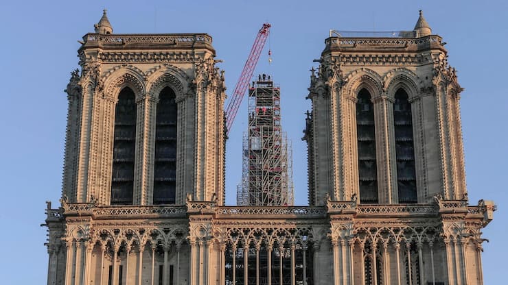 Le 16 décembre, le nouveau coq «aux ailes de feu» prend sa place au sommet de la flèche. 