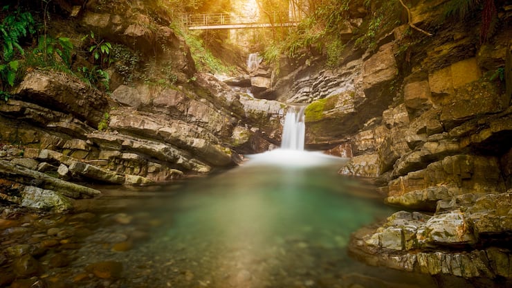 Divers accès invitent à profiter d’un bain de pieds dans la Baye et à se faufiler entre d’énormes rochers pour s’approcher de la chute d’eau.