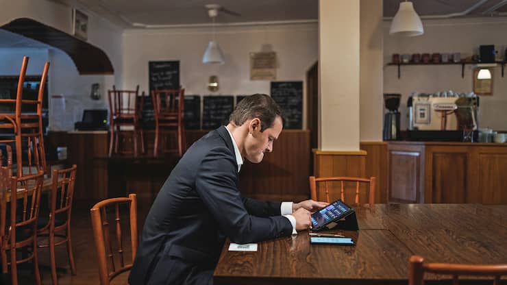 GenÃ¨ve, 28 mars 2021. Quelques minutes avant l'annonce officielle, la chancellerie informe Pierre Maudet de sa dÃ©faite. Dernier tour de l'Ã©lection complÃ©mentaire au Conseil d'Etat pour le remplacement du poste de Pierre Maudet, auquel il se reprÃ©sentait. Avec 8.2% d'avance sur Pierre Maudet, la candidate verte Fabienne Fischer remporte l'Ã©lection. Â© Niels Ackermann / Lundi13