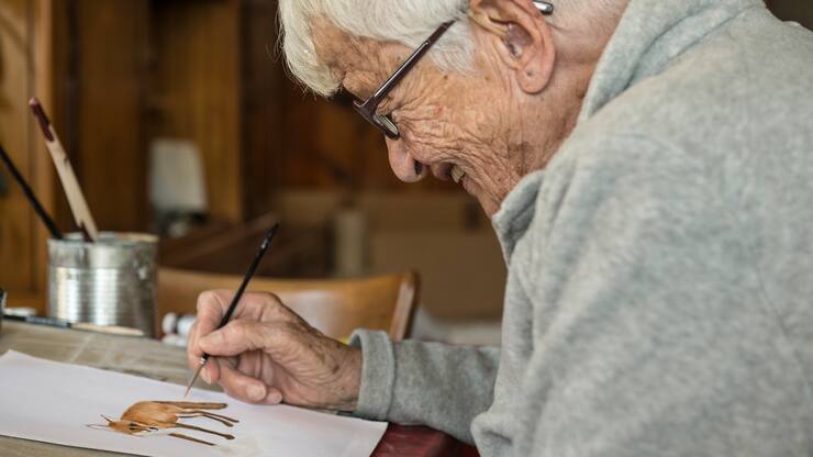 Helen Güdel est toujours en train de peindre. Elle dessine actuellement pour un commanditaire indien. Le motif du renard décorera bientôt la doublure d’une veste.