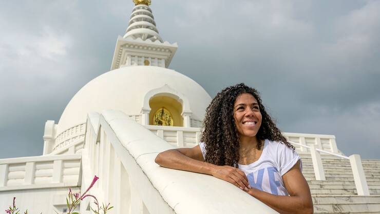 Mujinga Kambundji devant la World Peace Pagoda.