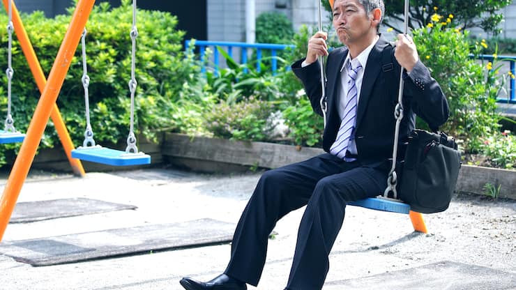 Un homme sur une balançoire