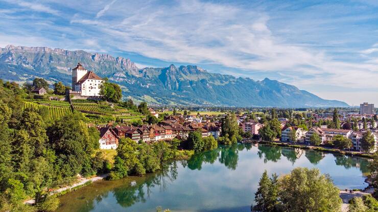 Une pure merveille pour des promenades inspirantes et paisibles: le lac de Werdenberg que surplombe un majestueux château.