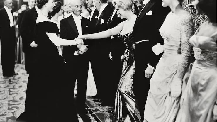Marilyn Monroe rencontre la reine Elisabeth II en 1956